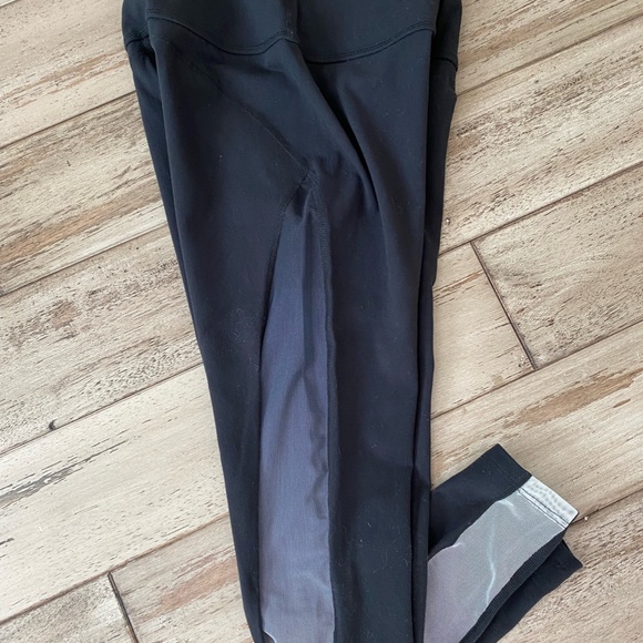 Super Cute BEYOND YOGA Black Leggings w/Mesh Sides Large - Picture 3 of 4